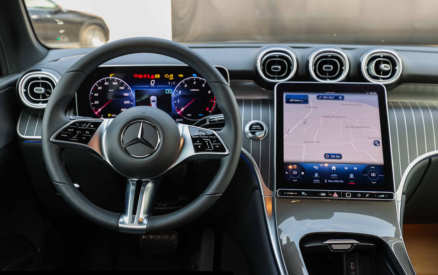 <em>Màn hình giải trí GLC 200 4Matic 2023 có kích thước <strong>11,9 inch</strong> + Hệ thống giải trí <strong>MBUX Gen II (Mercedes-Benz User Experience)</strong> thế hệ mới.</em>