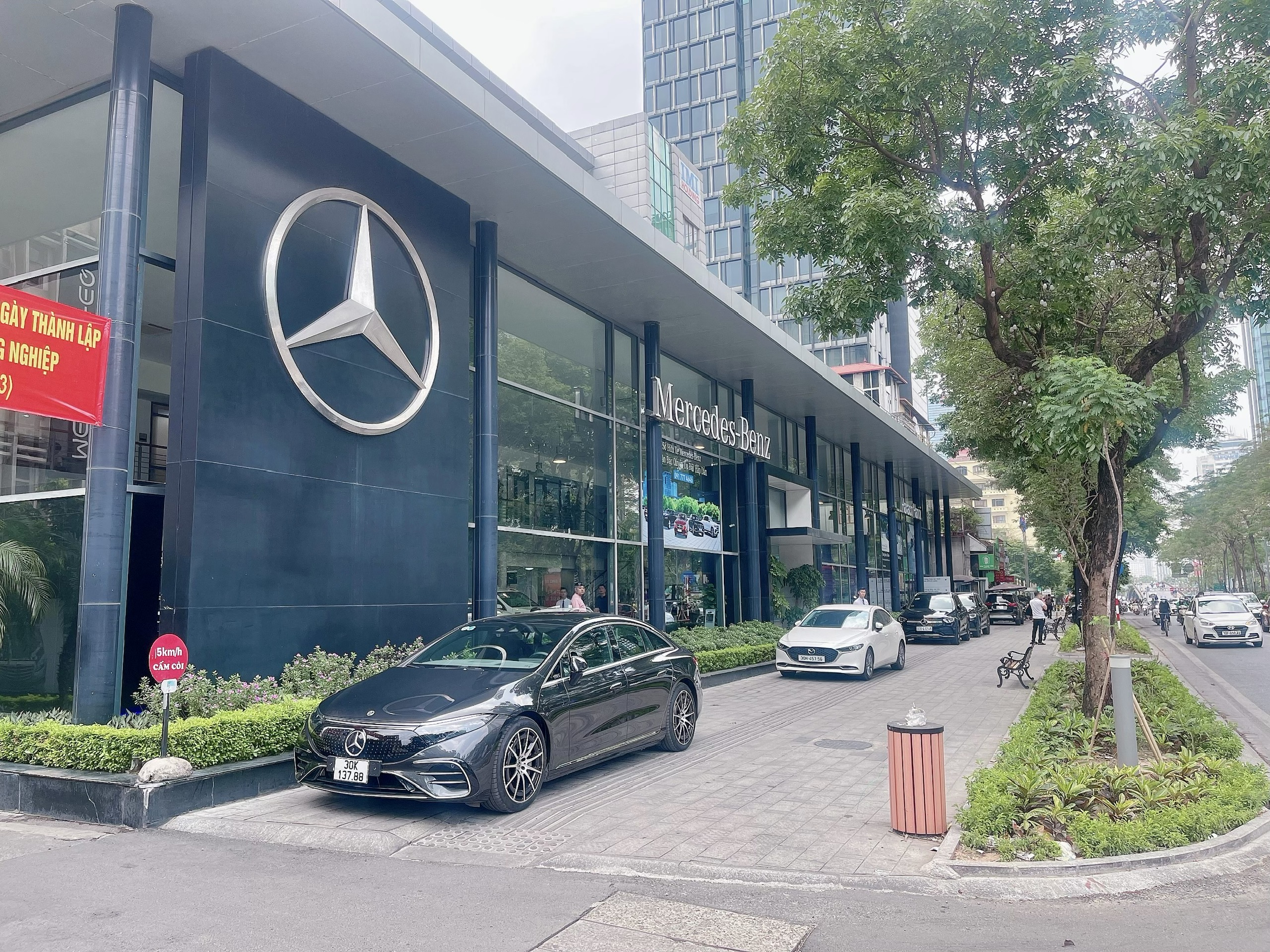 Đặt lịch bảo dưỡng định ký xe Mercedes tại đại lý, showroom Mercedes Haxaco Láng Hạ - Hà Nội.